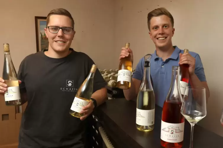 Welche Frage wird den Brüdern Dennis (links) und David Schäfer am häufigsten gestellt? „Hat der Fruchtwein auch Alkohol?“ Ja, ha