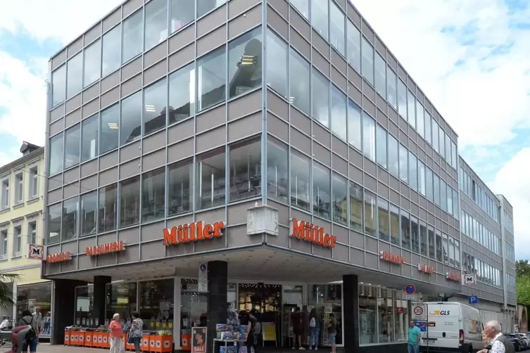 Drogeriefachmärkte wie der Müller in Neustadt übernehmen zunehmend die Rolle von klassischen Kaufhäusern, heißt es in der Studie