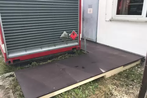 Ein Notstromaggregat behindert den Eingang zum Schuhlager der Kleiderstube. Der Kabelsalat am Boden ist inzwischen unter einem H