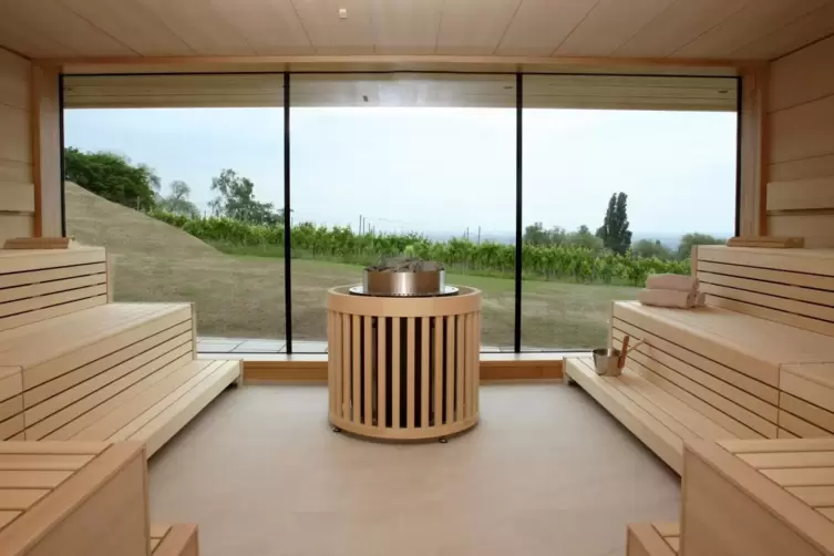 In der Finnischen Sauna können Gäste beim Schwitzen die schöne Aussicht genießen.