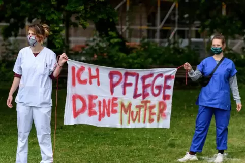 Kundgebung am Tag der Pflege: Pflegekräfte wollen mehr Wertschätzung, Fortbildung, bessere Bezahlung für ihre Arbeit .