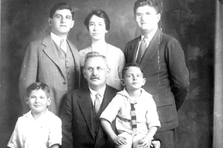 Leo Waldbott (Mitte) mit Familie, wohl in den 1930er Jahren aufgenommen. 