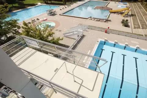 Das Springerbecken im Warmfreibad ist gesperrt. Es war eigentlich für die Vereine reserviert.