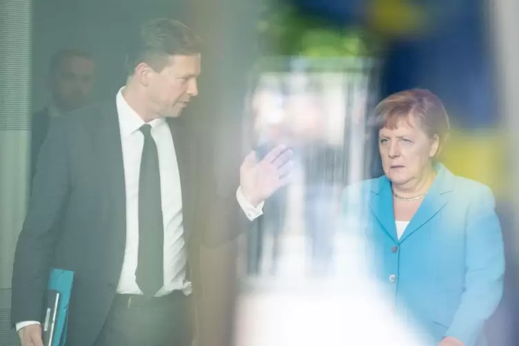 Kanzlerin Angela Merkel und ihr Sprecher Steffen Seibert.