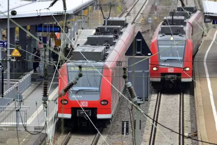 Die Züge der Linie S 1 (links) haben derzeit 50 Minuten Aufenthalt in Homburg. Deshalb lässt sich Zweibrücken bedienen, ohne das