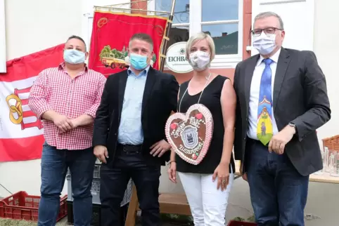 Wollen sich gegenseitig unterstützen (von links): die Schausteller Alexander Lemke und Thilo von Olnhausen, Oberbürgermeisterin Wollen sich gegenseitig unterstützen (von links): die Schausteller Alexander Lemke und Thilo von Olnhausen, Oberbürgermeisterin