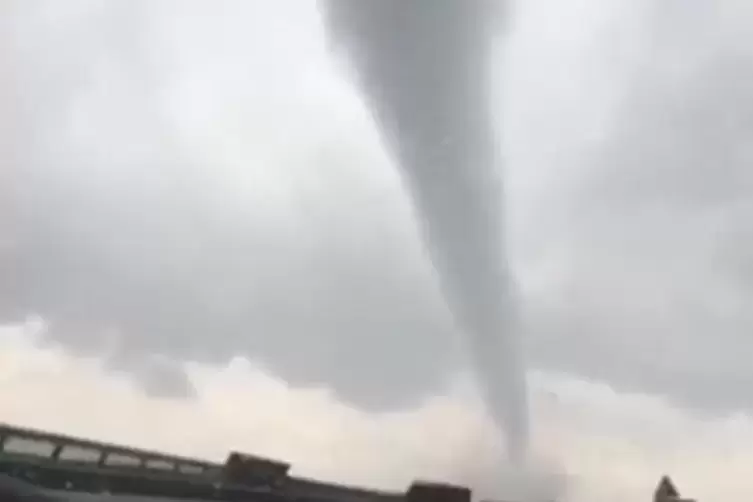 Tornadoalarm: Die Windsäule aus dem Auto gesehen.