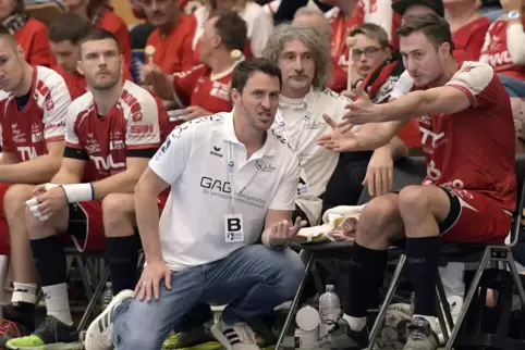 Gunnar Dietrich (rechts) bleibt der wichtigste Ansprechpartner von Eulen-Trainer Ben Matschke. Dietrich ist weiter der Kapitän d