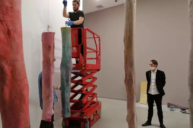 Museumschef Johan Holten (rechts) achtet darauf, dass die Objekte in der richtigen Höhe hängen. 