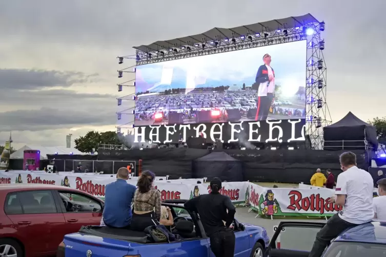 &bdquo;Die Stra&szlig;e, mein Lehrer&ldquo;, die Fans brauchen Frischluft. Haftbefehl in Mannheim.