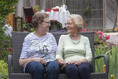 Endlich dürfen Tochter Christiane und Mutter Heidi Humbert wieder gemeinsam im Garten sitzen. 