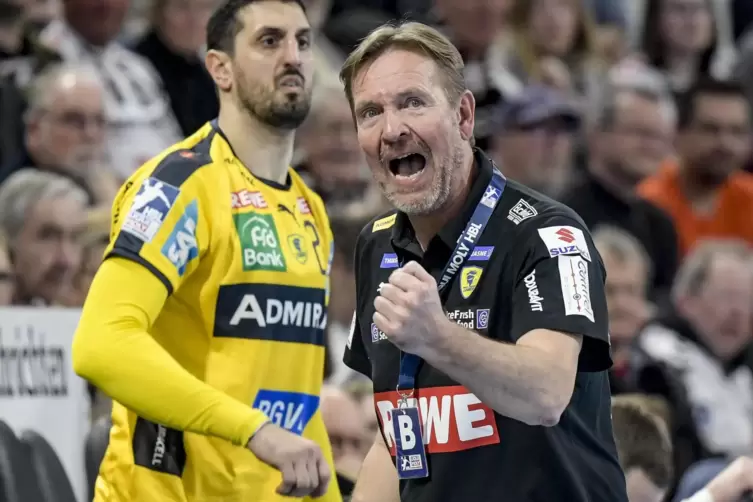 Ein Wunschtraum für die kommenden Monate: Martin Schwalb jubelt als Trainer der Rhein-Neckar Löwen, im Hintergrund wird er von v