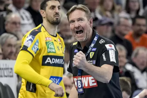 Ein Wunschtraum für die kommenden Monate: Martin Schwalb jubelt als Trainer der Rhein-Neckar Löwen, im Hintergrund wird er von v