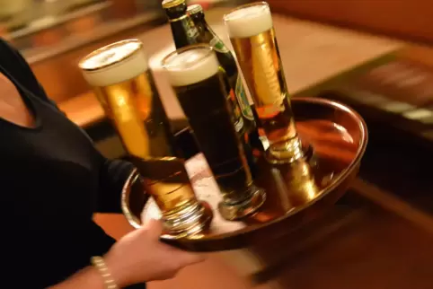 Bedienung in der Gastronomie: Die Branche hat es wegen Corona momentan ohnehin schwer.