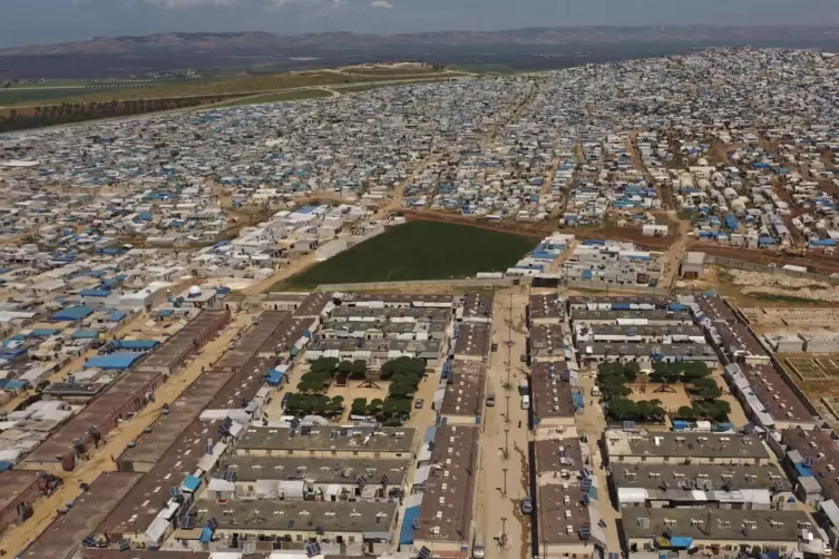Blick auf ein großes Flüchtlingslager in der Provinz Idlib. 