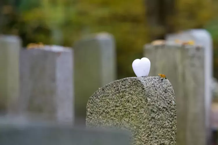 Abschied nehmen auf dem Friedhof: Das war während der Corona-Krise nach Todesfällen nur für einen sehr kleinen Kreis an Angehöri
