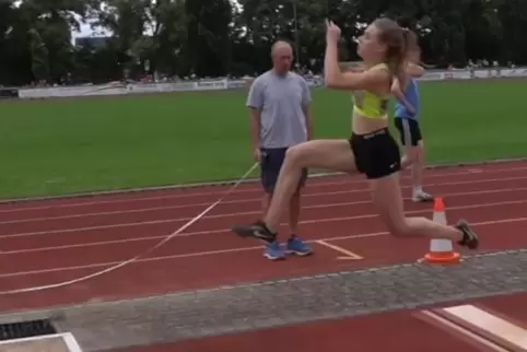 Gleich im ersten Versuch sprang Nina Warschko 5,44 Meter weit und distanzierte damit die Konkurrenz in der W15. 