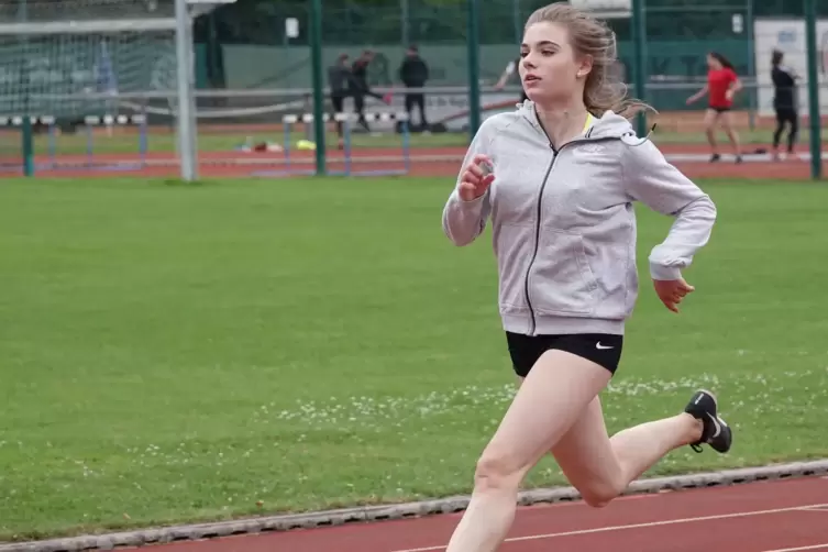 Die He&szlig;heimerin beim Einlaufen vor dem 100-Meter-Sprint.