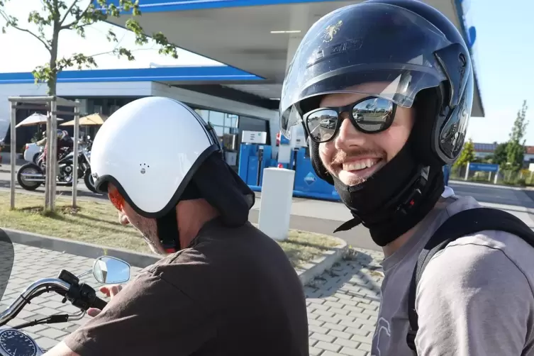 Autor Felix Sch&ouml;nh&ouml;fer genie&szlig;t seine Premierenfahrt. 