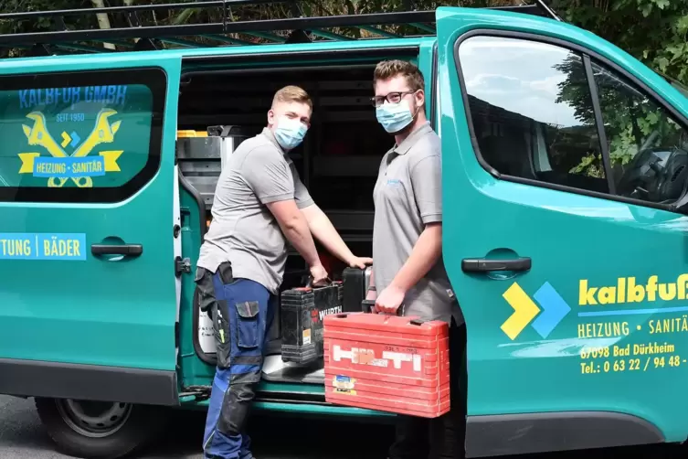 Corona-Alltag beim Haustechnikbetrieb Kalbfuß (von links): Luca Bauchler und Florian Reuther mit Werkzeug an ihrem Auto.