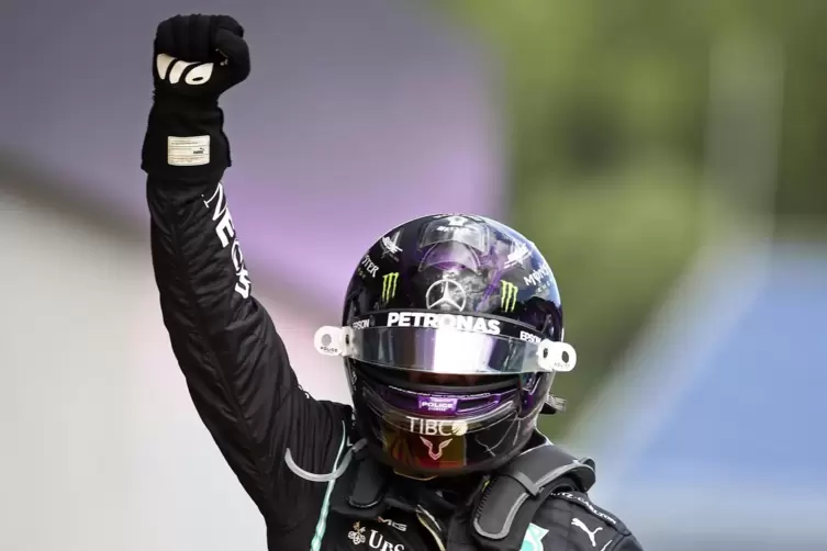 Er ist wieder da: Weltmeister Lewis Hamilton in Siegerpose.
