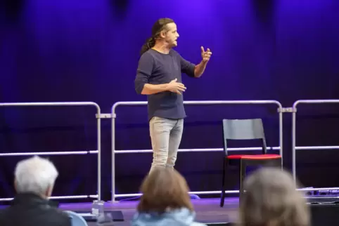 Legte auf der Kulturgarten-Bühne der Kammgarn ein immenses Tempo hin: der Kabarettist Philipp Weber. 