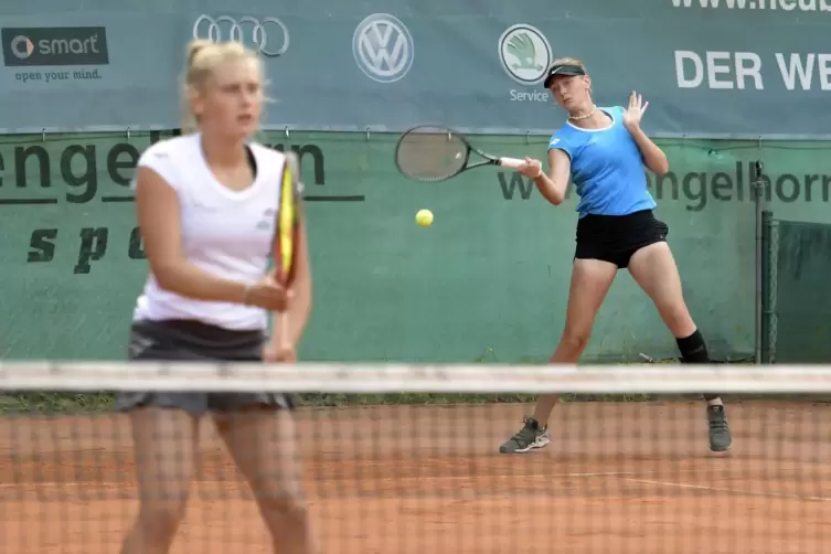 Nastasja Schunk (links) und Caroline Brack vom BASF TC Ludwigshafen boten erstklassiges Tennis im Einzel und Doppel.