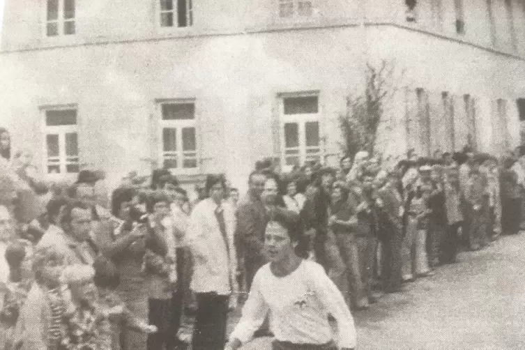 Schnappschuss vom Schubkarchrennen in Asselheim aus dem Jahr 1973: Als Lehrling der Volksbank Grünstadt hat der Kleinkarlbacher 