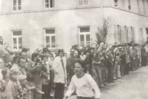 Schnappschuss vom Schubkarchrennen in Asselheim aus dem Jahr 1973: Als Lehrling der Volksbank Grünstadt hat der Kleinkarlbacher 