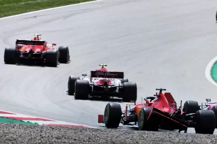 Kurz nach der Kollision: Vettels beschädigter Ferrari. 