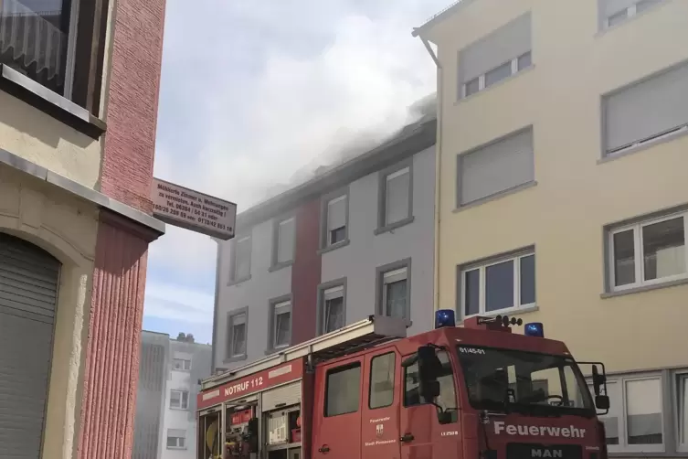Rauchschwaden über den Dächern in der Kornstraße. Die Feuerwehr ist vor Ort.