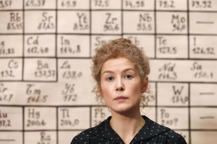 Ihrer Zeit voraus: Marie Curie (Rosamund Pike) im Film von Marjane Satrapi. 