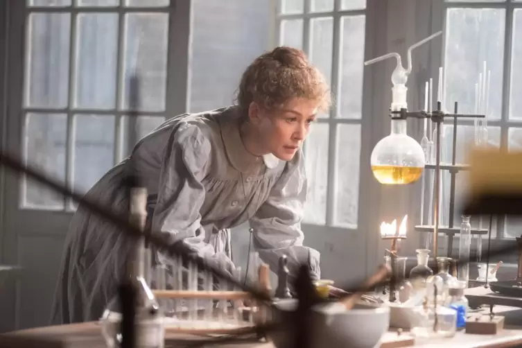 Dringt in eine Dom&auml;ne der M&auml;nner vor: Marie Curie (Rosamund Pike).