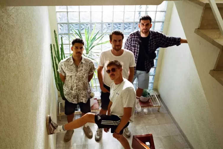 Palmen und Kakteen gibt’s im Corona-Sommer zwar nur im Treppenhaus, aber Feasco holt das Karibikfeeling dazu: (von links) Jerome