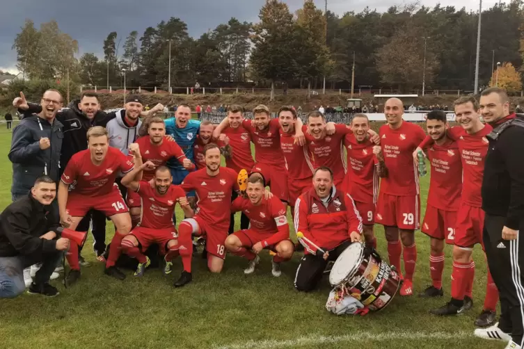 Die Meistermannschaft des FC Queidersbach, aufgenommen vor dem Kerwespiel im vergangenen Oktober. 