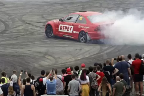 „Driften“ heißt, das Heck seines Autos zum Ausbrechen zu bringen, so dass die Reifen qualmen und quietschen, hier ein Beispiel v