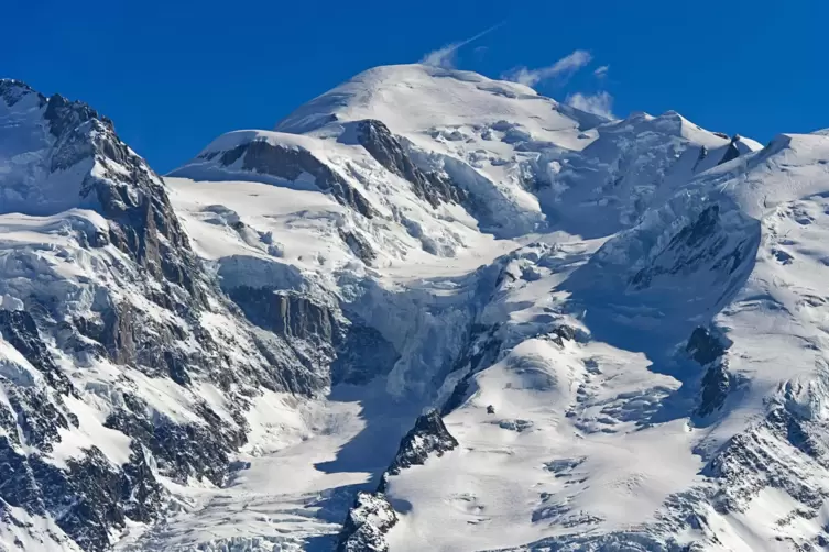 Mont Blanc Gipfel über dem Gletscher Glacier des Bossons. 