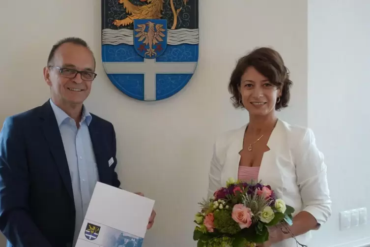 Landrat Fritz Brechtel gratuliert Gülay Yuvaci zu ihrem 25-jährigen Dienstjubiläum.