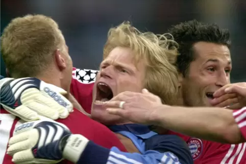 Oliver Kahn (Mitte) hielt 2001 den entscheidenden Ball im Elfmeterschießen gegen den FC Valencia. Die Münchner gewannen die Cham