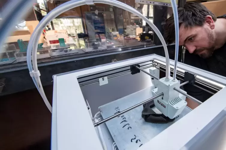 In der Kunststoffwerkstatt der Kunsthochschule Halle wird ein Mundschutz in einem 3D-Drucker gefertigt. 