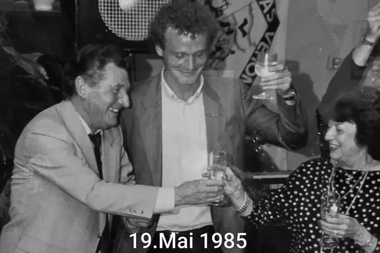 Fritz Walter und seine Italia feiern mit Hans-Peter Briegel die sensationelle italienische Meisterschaft von Hellas Verona.