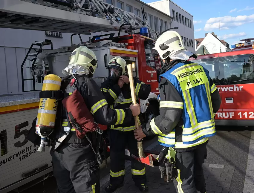 Mit dem Einsatz sollen die Feuerwehrleute gezielt auf den Innenangriff in großen Gebäuden mit Menschenrettung geschult werden.