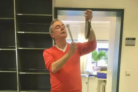 Letzter Arbeitstag: Autor Horst Konzok gongt zur Konferenz. 