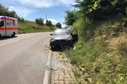 Entgegen der Fahrtrichtung kommt der 30-Jährige mit seinem Auto zum Stehen, nachdem sich der Wagen zuvor mehrfach überschlagen h