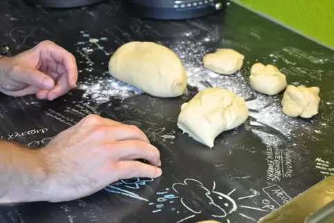 Die selbstgemachten Butterbrötchen gibt es als Beilage zum gegrillten Fleisch. 