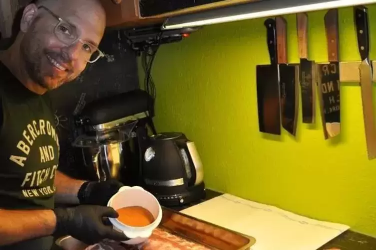 Huber gibt die Trockenmarinade ans Fleisch.