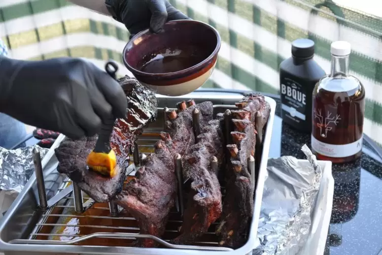 Zum Schluss werden die Ribs mit BBQ-Sauce und ein wenig Ahornsirup eingepinselt. 