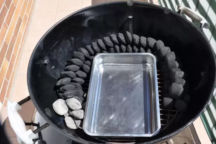 Die genaue Anordnung der Kokosbriketts im Kugelgrill ist wichtig, damit die Glut nicht ausgeht. 
