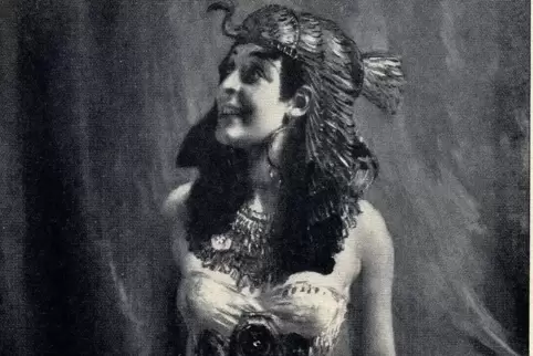 Erotik im historischen Gewand: Johanna Terwin am Deutschen Theater Berlin in der Rolle der Kleopatra. 