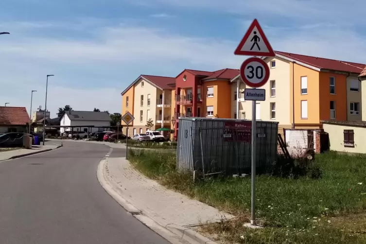 An dieser Stelle in Dirmstein müssen Autofahrer mit Fußgängern rechnen, die auf die andere Straßenseite wollen. 